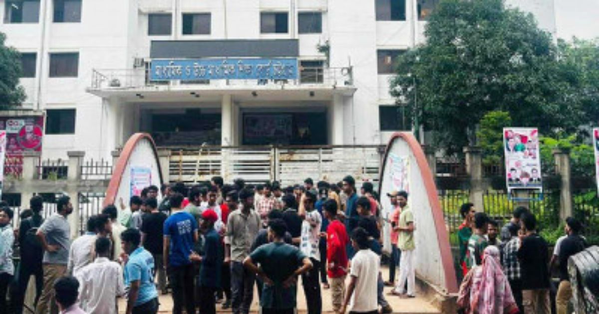 বিমান বিধ্বস্তে নিহতের ঘটনায় চট্টগ্রামেও শিক্ষার্থীদের বিক্ষোভ