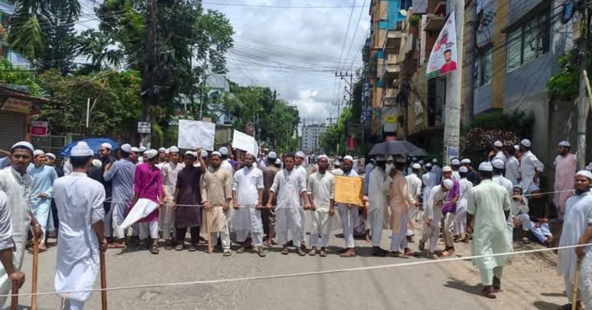 ময়মনসিংহ বড় মসজিদ মাদরাসার  শিক্ষার্থীদের সড়ক অবরোধ করে বিক্ষোভ