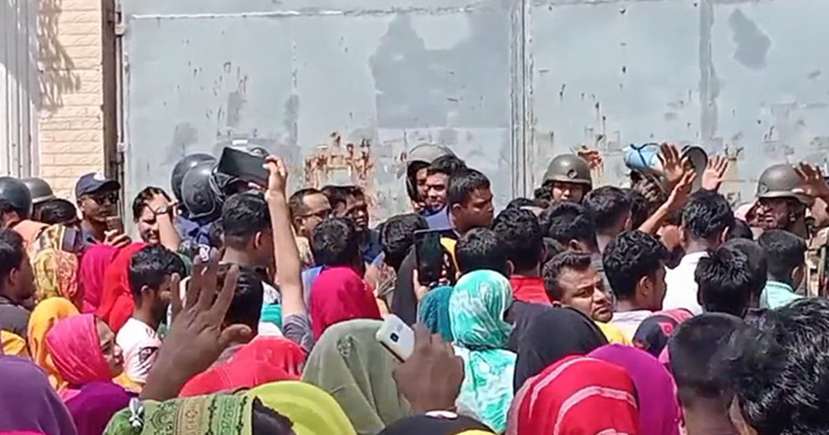 আশুলিয়ায় শ্রমিকদের সড়ক অবরোধ, ১৫ কারখানায় ছুটি ঘোষণা