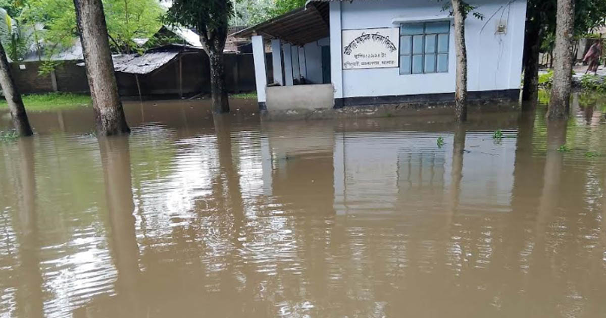 ভাটপাড়া বালিকা বিদ্যালয়ে হাঁটু পানি, দুর্ভোগে শিক্ষার্থীরা