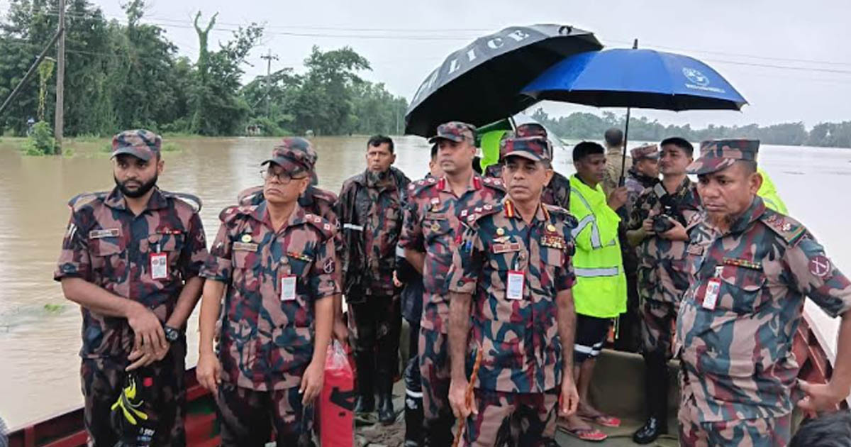 ফেনীতে বন্যায় ক্ষতিগ্রস্তদের পাশে বিজিবি