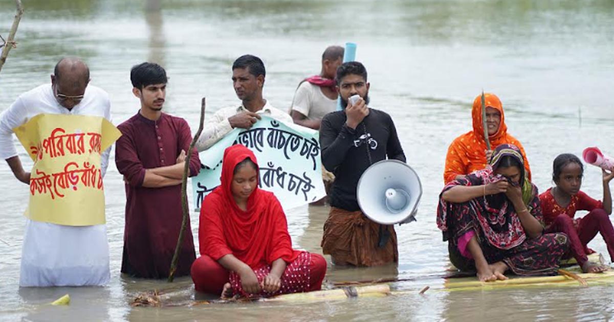 কলাগাছের ভেলায় ভেসে বানভাসী মানুষের ব্যতিক্রমী সংবাদ সম্মেলন