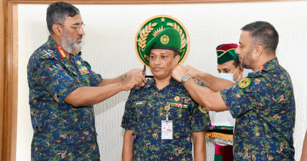আনসারের ১৫ কর্মকর্তাকে র‍্যাংক ব্যাজ পরালেন মহাপরিচালক