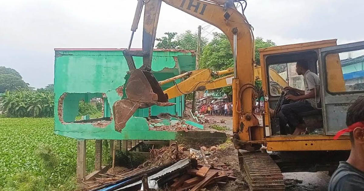 কাশিয়ানীতে ৩৩টি অবৈধ স্থাপনা উচ্ছেদ করল জেলা প্রশাসন
