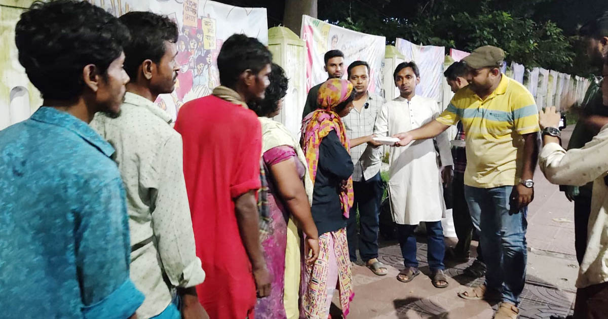খালেদা জিয়ার জন্মদিনে ঢাবি ক্যাম্পাসে ছাত্রদলের খাবার বিতরণ
