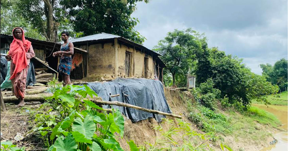 লোহাগাড়ায় খালের ভাঙনে বিলীনের পথে পাঁচটি বসতবাড়ি