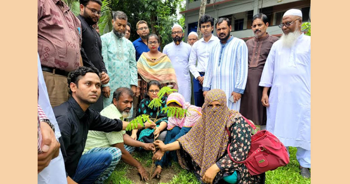 নবাবগঞ্জে “এক শহীদ, এক বৃক্ষ” শীর্ষক বৃক্ষরোপণ কর্মসূচি