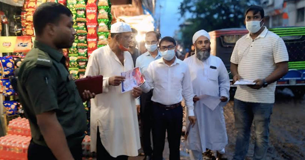 ডেঙ্গু সচেতনতায় নওয়াপাড়া পৌরসভার লিফলেট বিতরণ