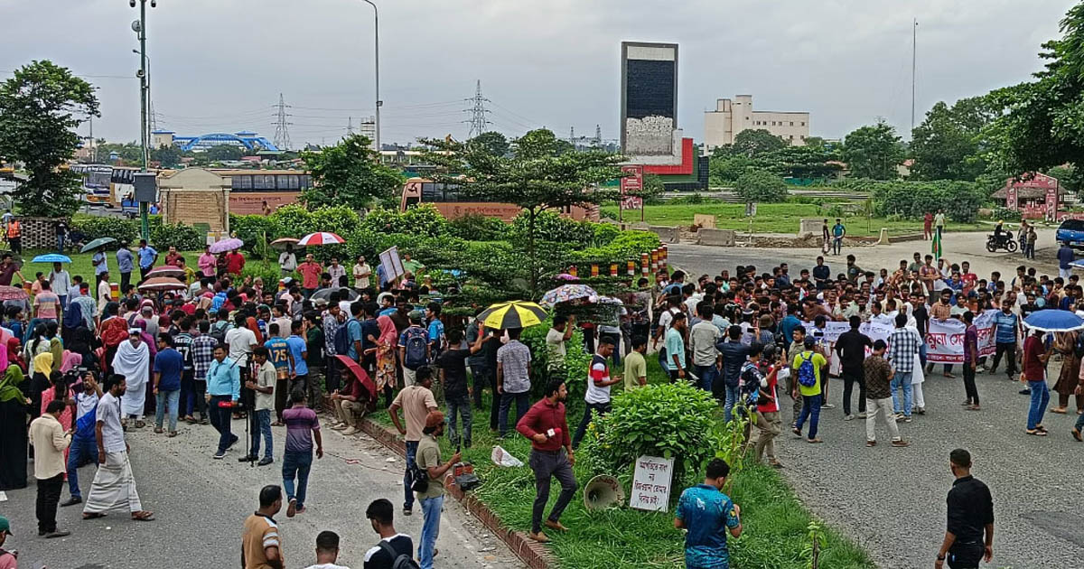 যমুনা সেতু সড়ক অবরোধ শিক্ষার্থীদের: ঢাকা-উত্তরবঙ্গ যোগাযোগ বন্ধ