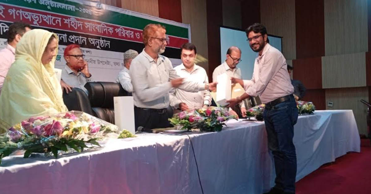 সাহসী সাংবাদিকতার স্বীকৃতি পেলেন সাঘাটার প্রতীক ওমর