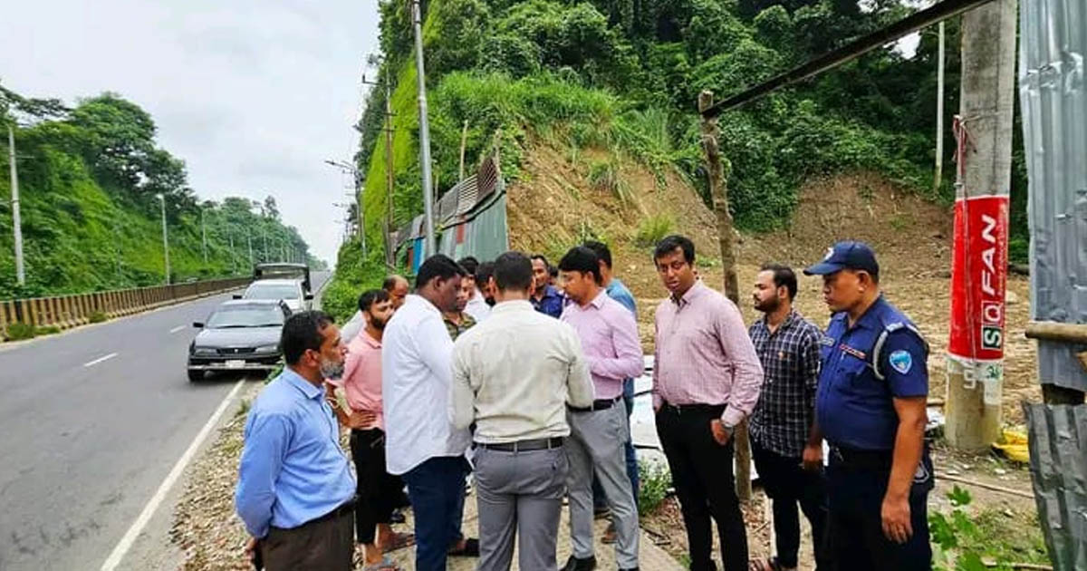 সীতাকুণ্ডে পাহাড় কাটার দায়ে এক লাখ টাকা জরিমানা