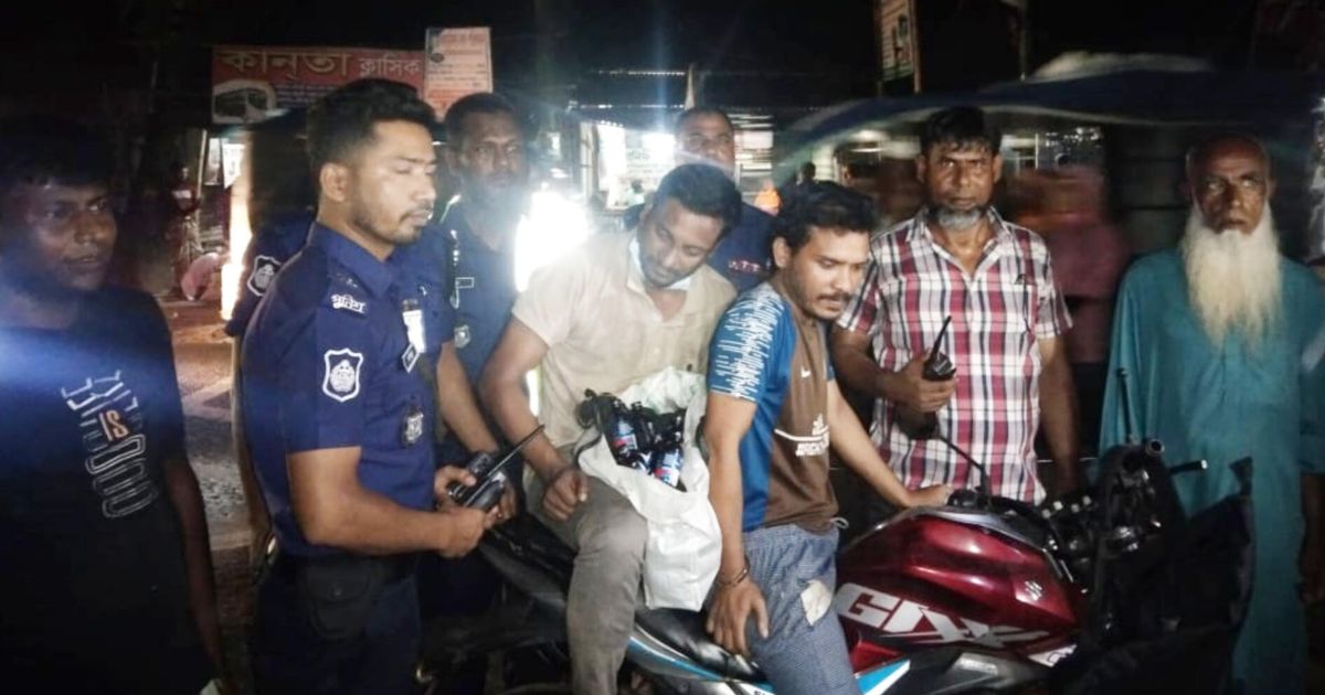 কাউনিয়ায় ফেনসিডিলসহ দুই মাদক কারবারি আটক