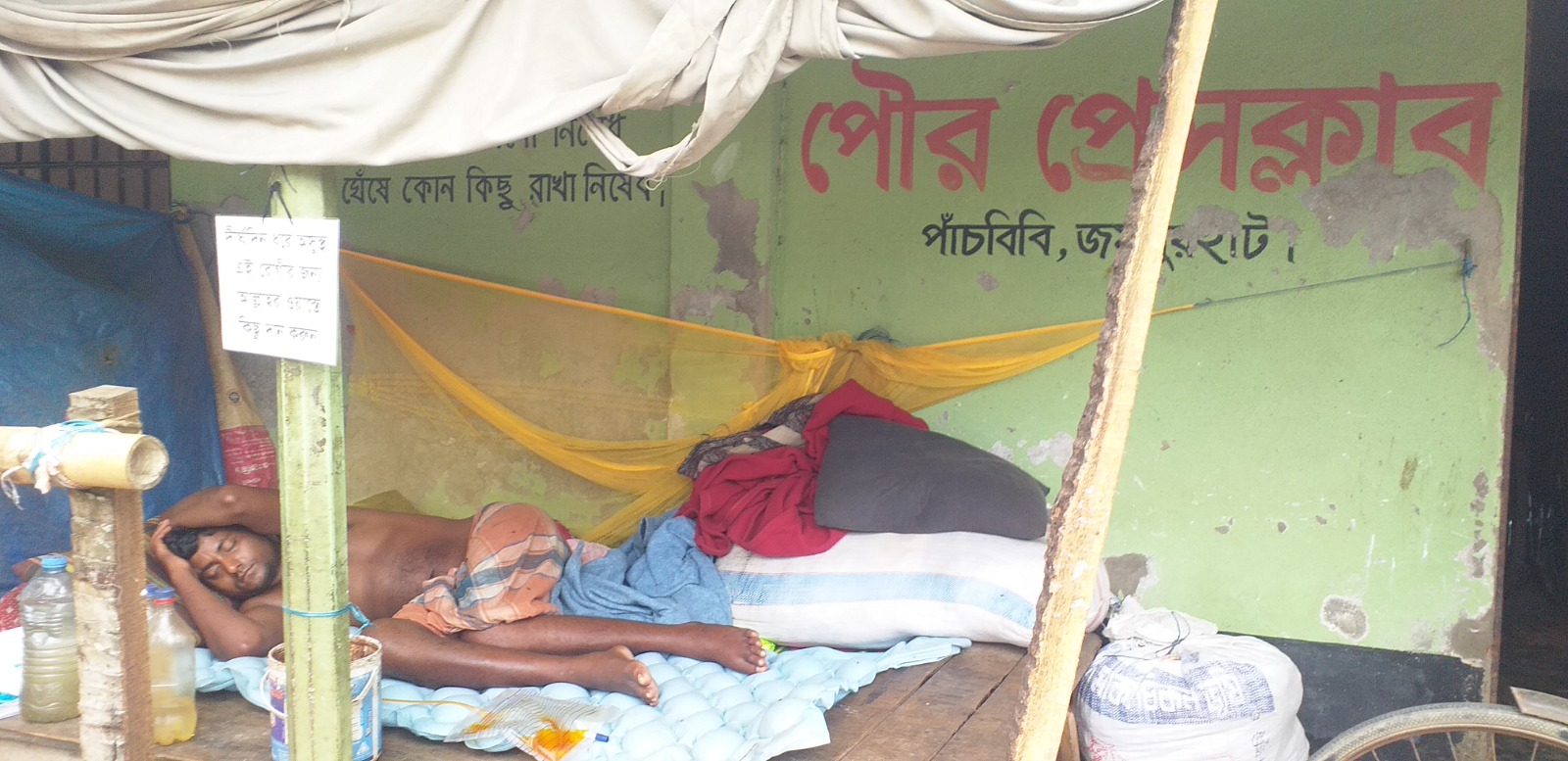 পাঁচবিবিতে অসুস্থ ছেলেকে বাঁচাতে ভূমিহীন পিতার আকুতি