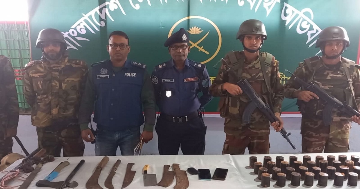 ​মাদারীপুরে সেনাবাহিনীর অভিযানে বিপুল পরিমাণ ককটেল ও দেশীয় অস্ত্র উদ্ধার