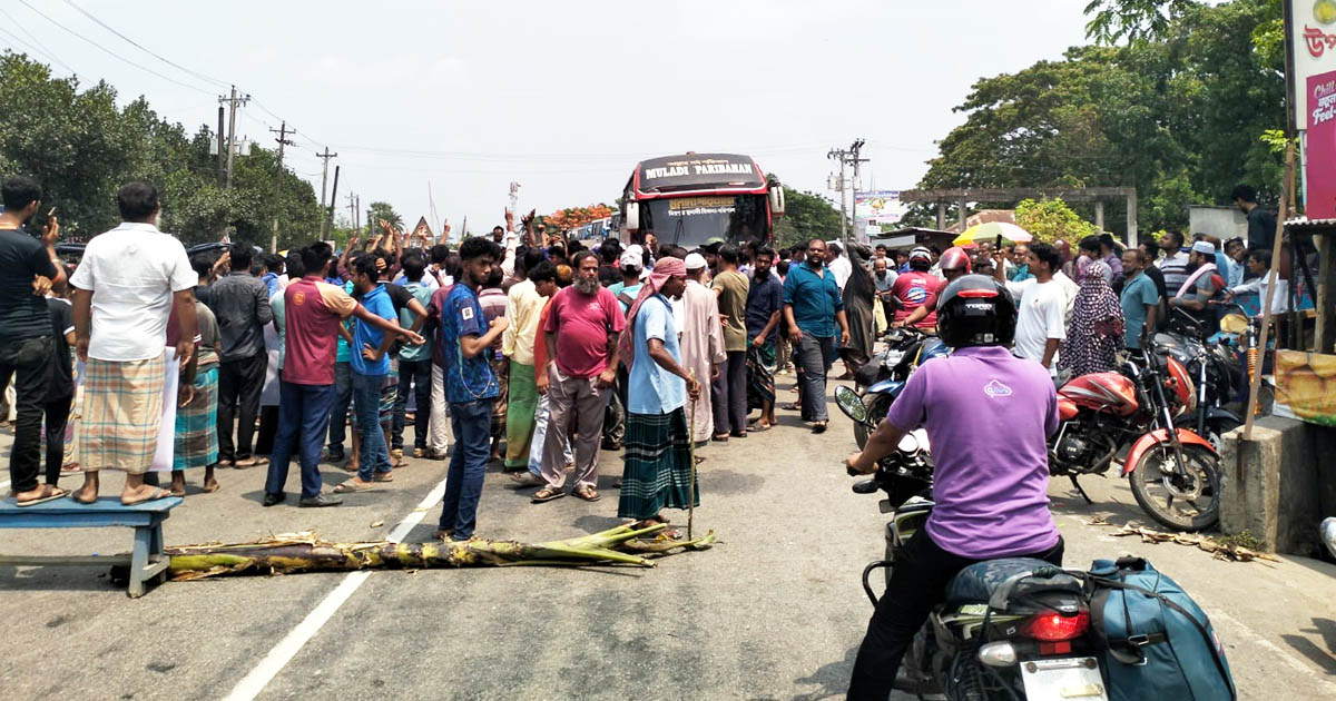 নিরাপদ মহাসড়কের দাবিতে গৌরনদীতে মানববন্ধন ও সড়ক অবরোধ