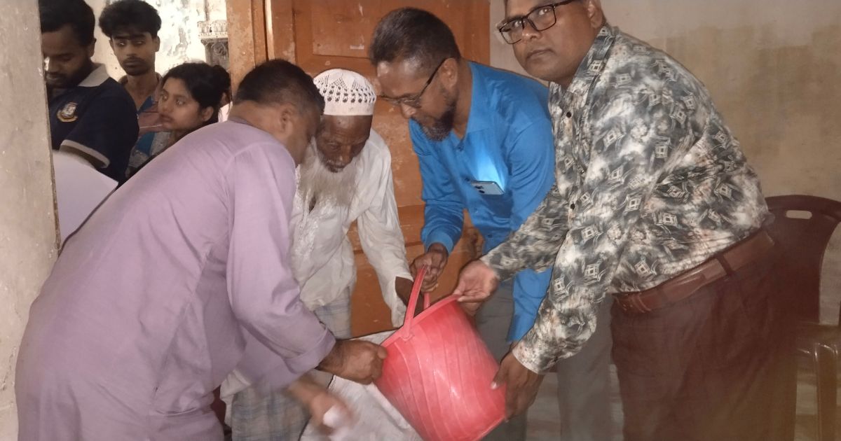 টুঙ্গিপাড়ায় ঈদ উপলক্ষে ১৭৩০ অসহায় পরিবারের মাঝে ভিজিএফের চাল বিতরণ