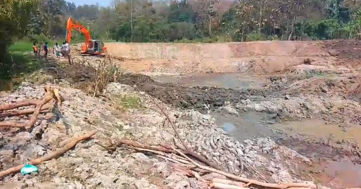 বান্দরবানে প্রশাসনের নাম ভাঙিয়ে মাটি কাটার মহোৎসব