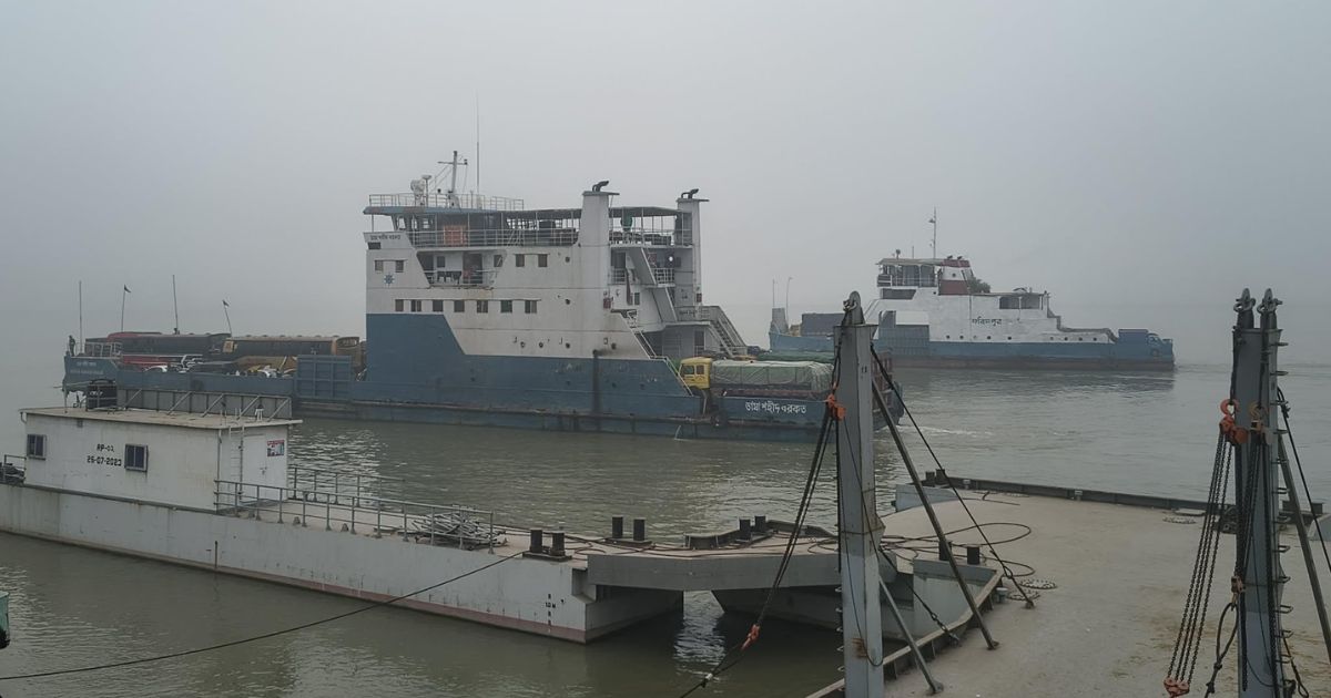 দৌলতদিয়া-পাটুরিয়া নৌরুটে বৈরী আবহাওয়ার কারণে এক ঘণ্টা ফেরি চলাচল বন্ধ