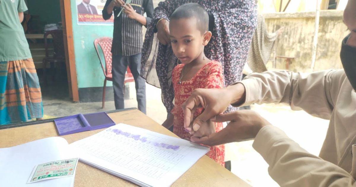 সরিষাবাড়ীতে শিশুর টিপসই নিয়ে ভিজিএফ চাল বিতরণ