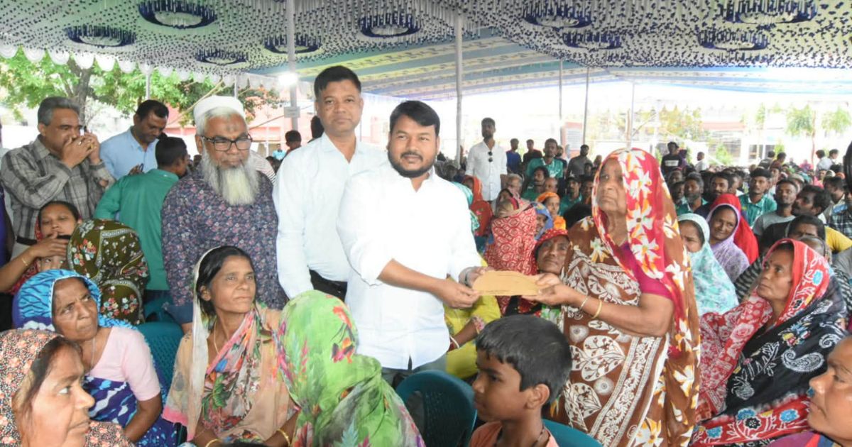 ঈদ উপলক্ষে রাসিকের পরিচ্ছন্নকর্মীদের মাঝে আর্থিক অনুদান বিতরণ
