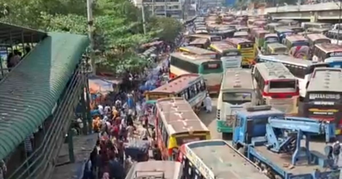 ঢাকা-টাঙ্গাইল মহাসড়কে সারি সারি গাড়ি, যাত্রীর অপেক্ষায় পরিবহন