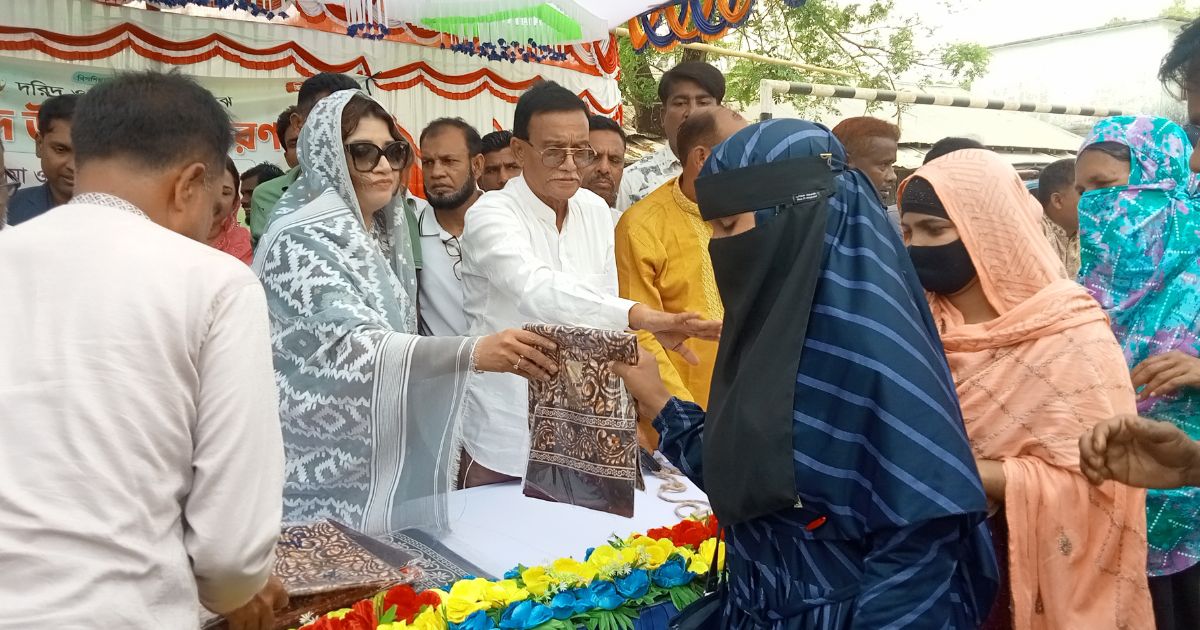 সালথায় দরিদ্র ও অসহায়দের মাঝে শামা ওবায়েদের ঈদ উপহার বিতরণ