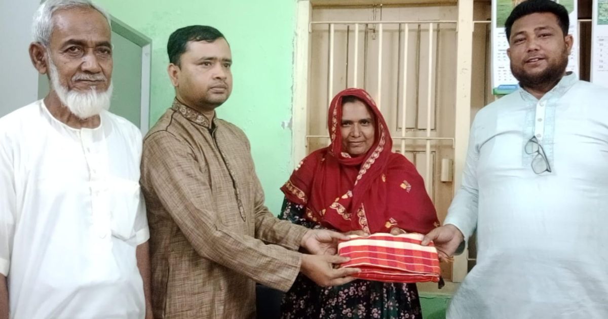 প্রধানমন্ত্রীর ত্রাণ তহবিলের শাড়ি পেলেন ইউনিয়ন মহিলা দলের সভাপতি
