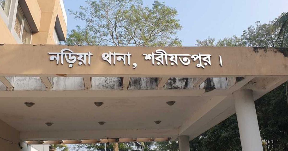 নড়িয়ায় বাড়িঘরে হামলা ও বোমা বিস্ফোরণ, গ্রেপ্তার আতঙ্কে পুরুষশূন্য এলাকা