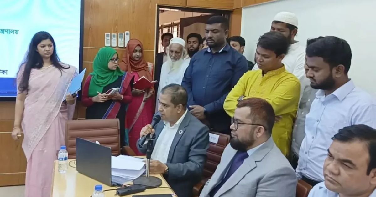 দুই মিনিটের বক্তব্যে মন্ত্রীকে অর্ধশতাধিক বার ‘স্যার’ সম্বোধন ডিসির