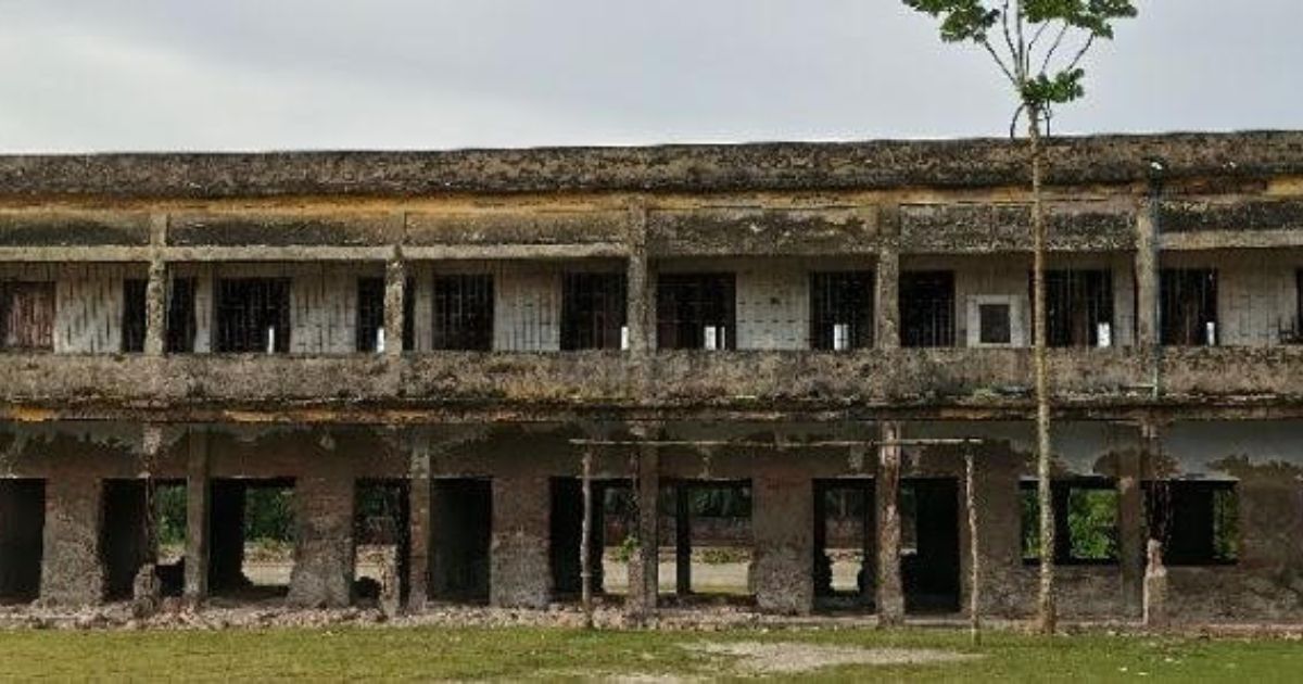 কয়রায় জরাজীর্ণ ভবনে পাঠদান, আতঙ্কে শিক্ষার্থীরা
