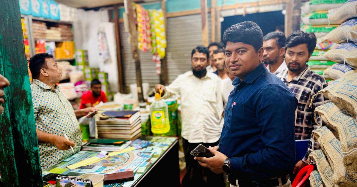 টুঙ্গিপাড়ায় ডিজেল মজুদ ও অতিরিক্ত দামে বিক্রি, ব্যবসায়ীকে জরিমানা