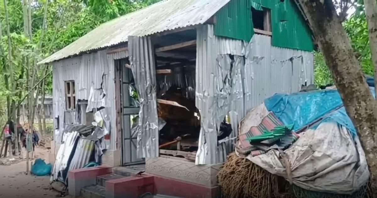 কটিয়াদীতে ৫ মাদক ব্যবসায়ীর বাড়ি ভাঙচুর, আটক ১