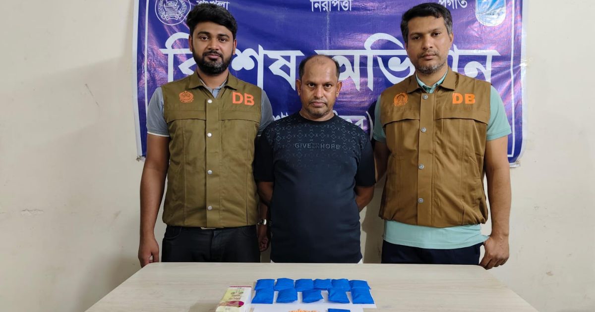 সাভারে ডিবির অভিযানে ইয়াবাসহ মাদক ব্যবসায়ী গ্রেপ্তার