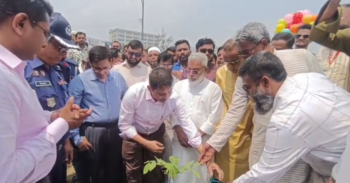 কাঁচপুর সেতু সংলগ্ন বৃক্ষরোপণ কর্মসূচির উদ্বোধন