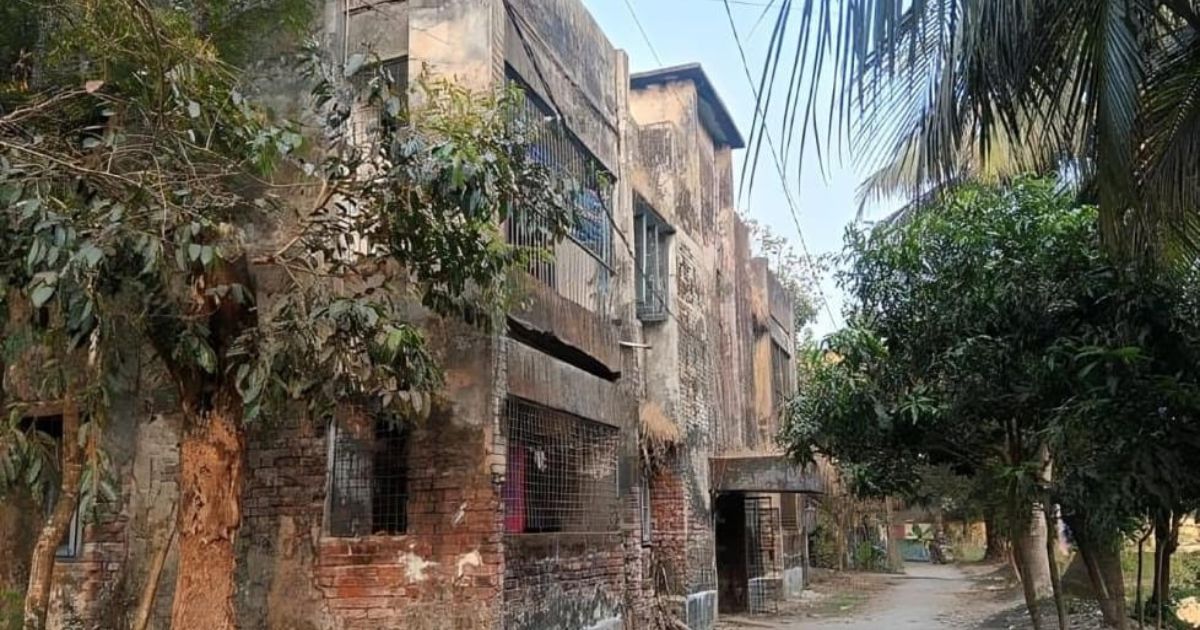 পরিত্যক্ত ভবনে সরকারি কর্মকর্তাদের বাস, বড় দুর্ঘটনার আশঙ্কা 