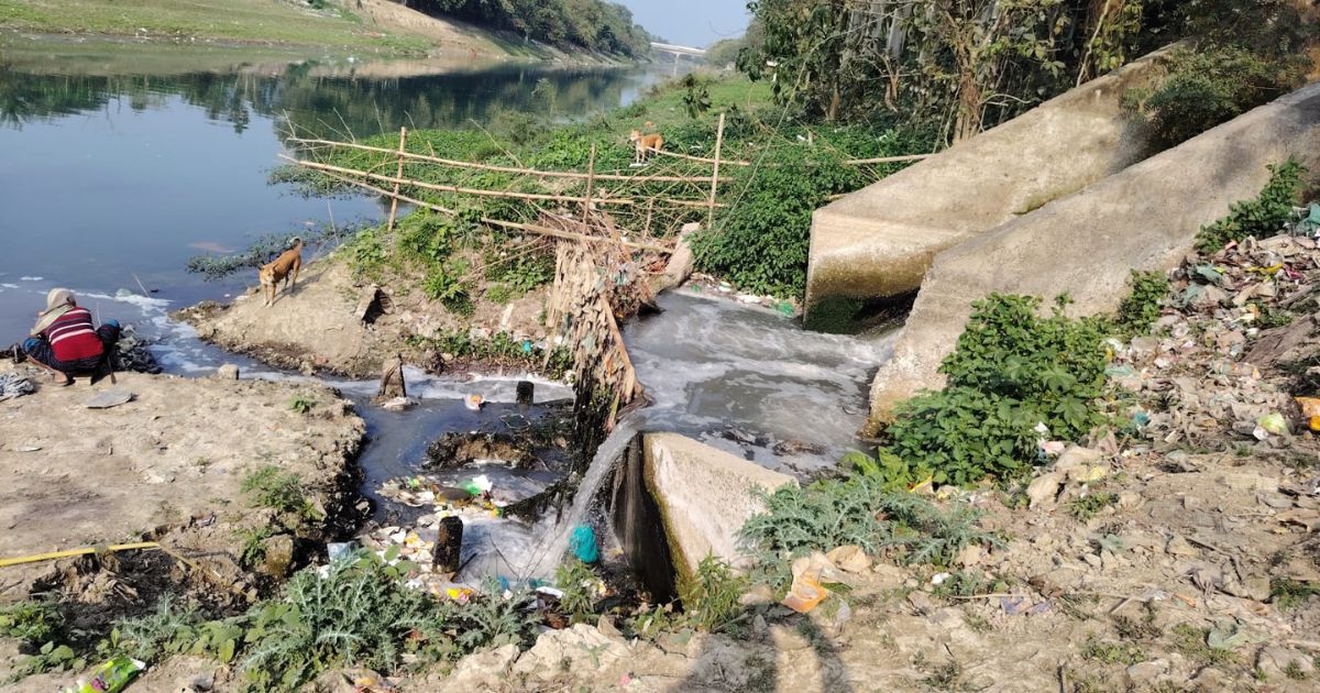 চুয়াডাঙ্গায় উন্নয়ন কাজের নামে নবগঙ্গা নদীকে ক্ষতিগ্রস্ত করার অভিযোগ