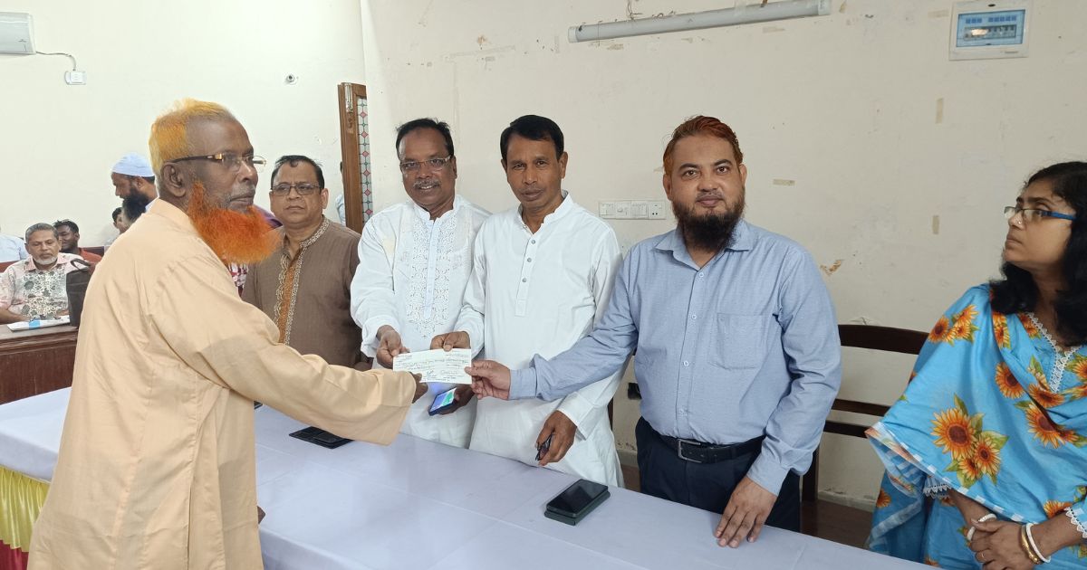 ঝিনাইদহে বিভিন্ন ধর্মীয় প্রতিষ্ঠানের মাঝে ২৬ লাখ টাকার চেক বিতরণ