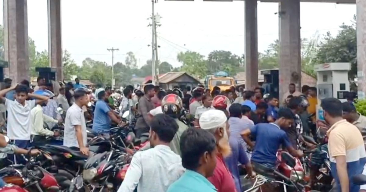 ঘোড়াঘাটে হেলমেট-কাগজপত্র ছাড়া মিলছে তেল, সুযোগ নিচ্ছে অসাধুরা