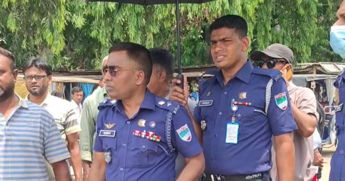 মাগুরা শহরে যানজট নিরসনে মাঠে পুলিশ সুপার মোল্লা আজাদ