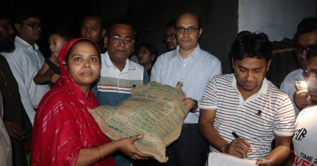 ঝালকাঠিতে অগ্নিকাণ্ডে ক্ষতিগ্রস্তদের পাশে জেলা প্রশাসন