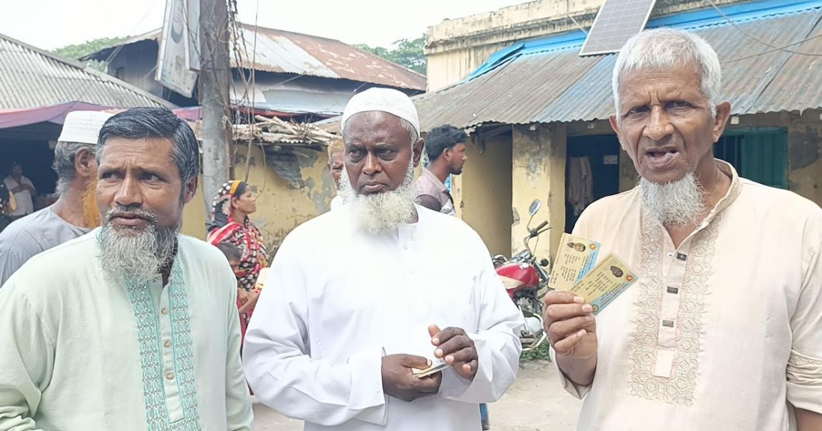 মেহেন্দিগঞ্জে জেলে কার্ডের চাল বিতরণে অব্যবস্থাপনা, জেলেদের ক্ষোভ