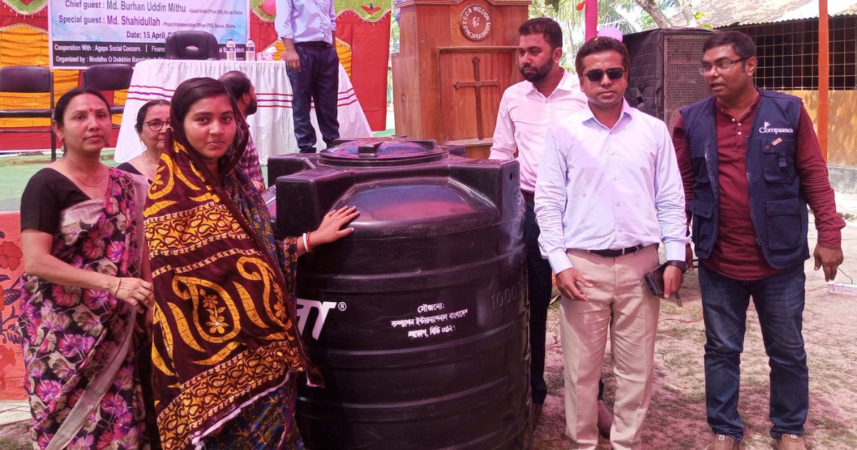 দাকোপে ৮০ পরিবারে সবজি বীজসহ ট্যাংক-টেবিল বিতরণ