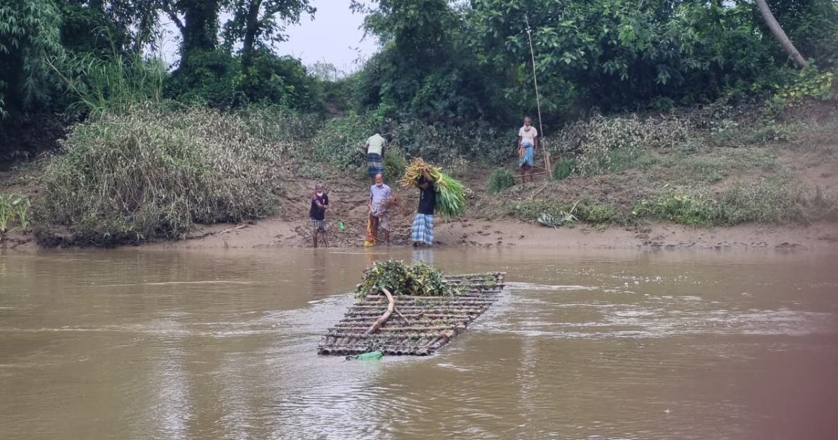 নদী পারাপারের একমাত্র ভরসা বাঁশের সাঁকো