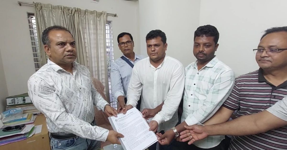 পটুয়াখালীতে এসডিএফের চেয়ারম্যান ও এমডির পদত্যাগ দাবিতে স্মারকলিপি