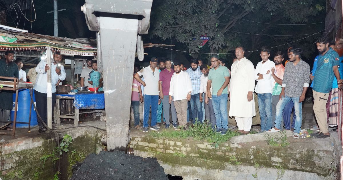 রাজশাহীতে ড্রেন পরিষ্কার কার্যক্রম পরিদর্শনে রাসিক প্রশাসক