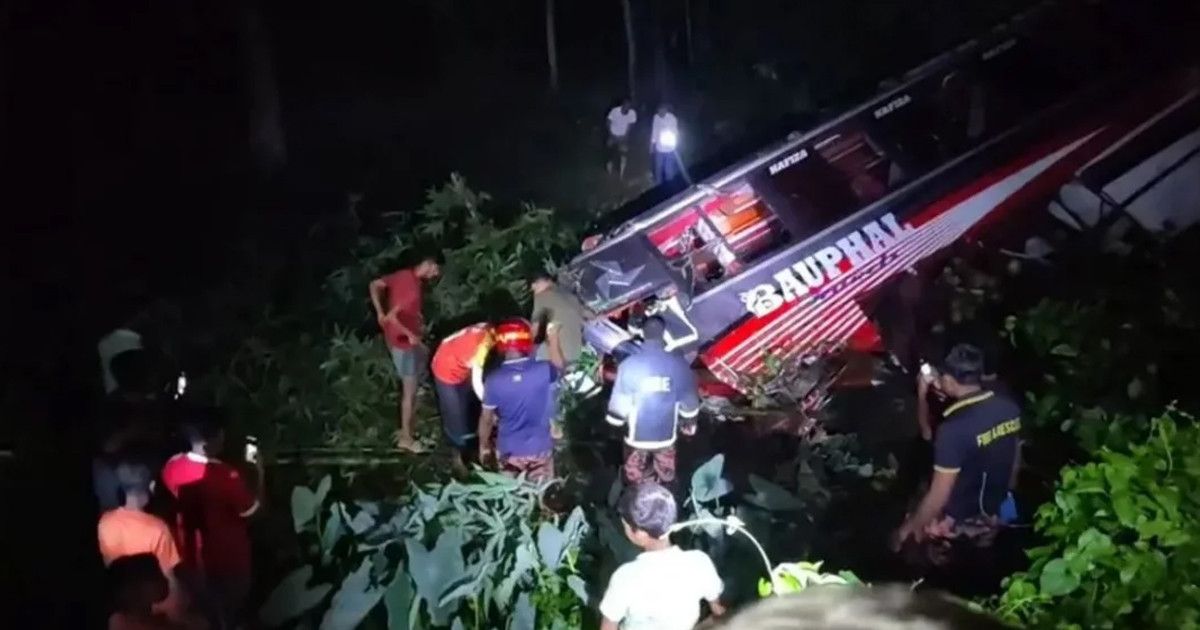মধ্যরাতে যাত্রীবাহী বাস খাদে পড়ে নিহত ১, আহত ১০
