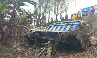 চালকের পরিবর্তে ট্রাক চালাচ্ছিলেন হেলপার, দুর্ঘটনায় গেল প্রাণ