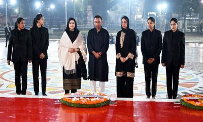 রাষ্ট্রপতি, প্রধানমন্ত্রী ও বিরোধীদলীয় নেতার শ্রদ্ধায় সিক্ত শহীদ মিনার