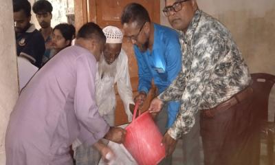 টুঙ্গিপাড়ায় ঈদ উপলক্ষে ১৭৩০ অসহায় পরিবারের মাঝে ভিজিএফের চাল বিতরণ