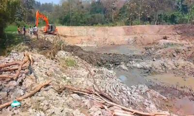 বান্দরবানে প্রশাসনের নাম ভাঙিয়ে মাটি কাটার মহোৎসব